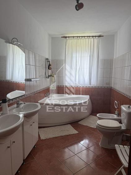 Casă individuală cu 7 camere cu Canalizare în Ghiroda