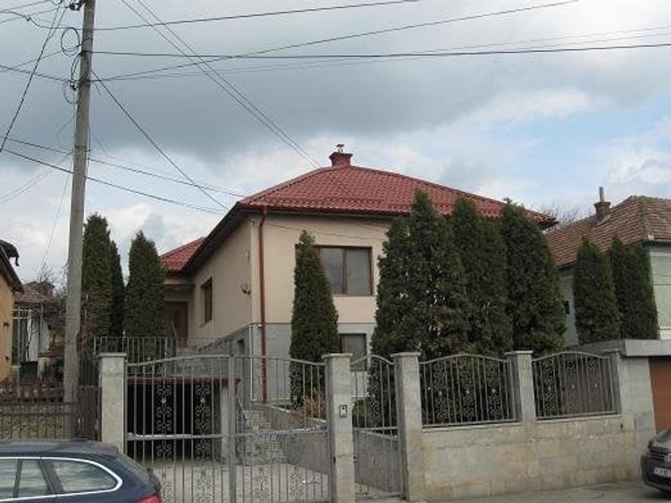 Casă cu 8 camere cu Canalizare în Dâmbul Rotund