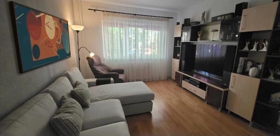 Apartament cu 3 camere decomandat, mobilat în Energiei