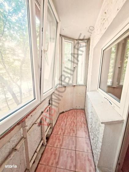 Apartament cu 4 camere semidecomandat în Văcăresti