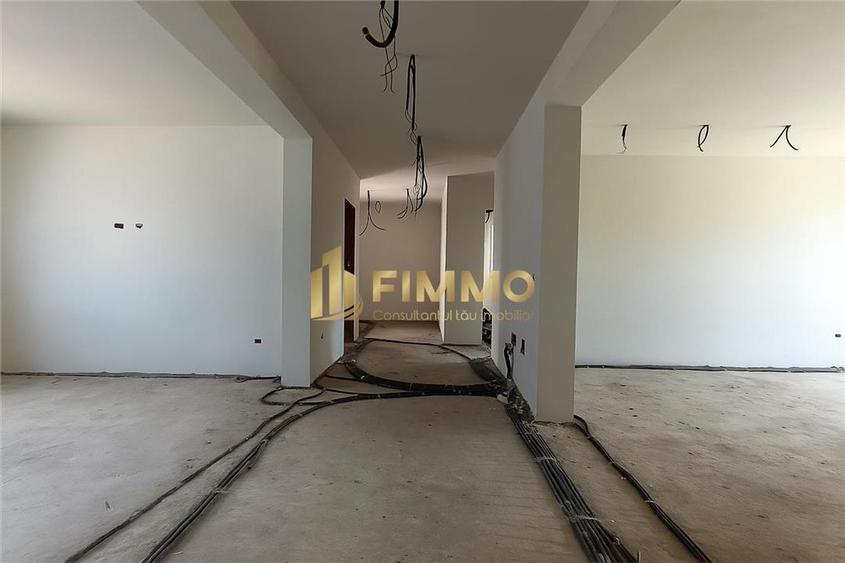 Casă individuală cu 7 camere cu Canalizare în Bulai