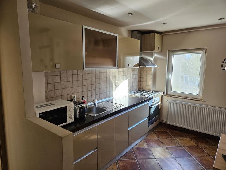 Apartament cu 3 camere decomandat în Miorița