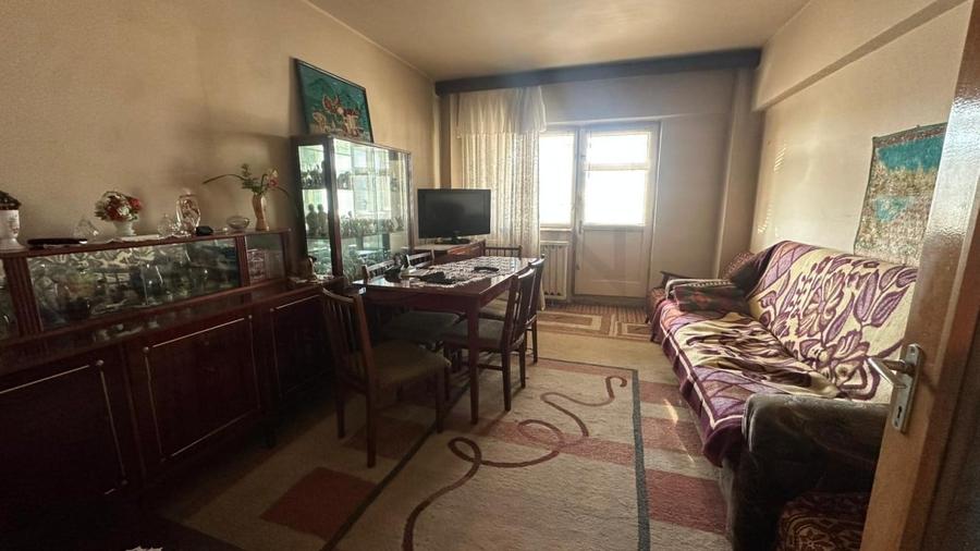 Apartament cu 3 camere decomandat în Aviației