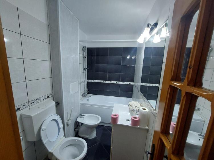 Apartament cu 3 camere decomandat în Exterior Vest