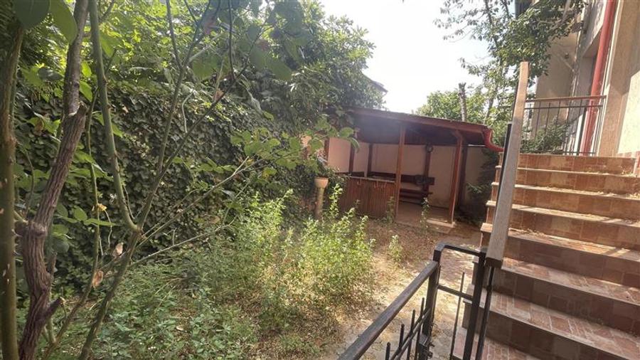 Casă individuală cu 8 camere cu Garaj în Tei