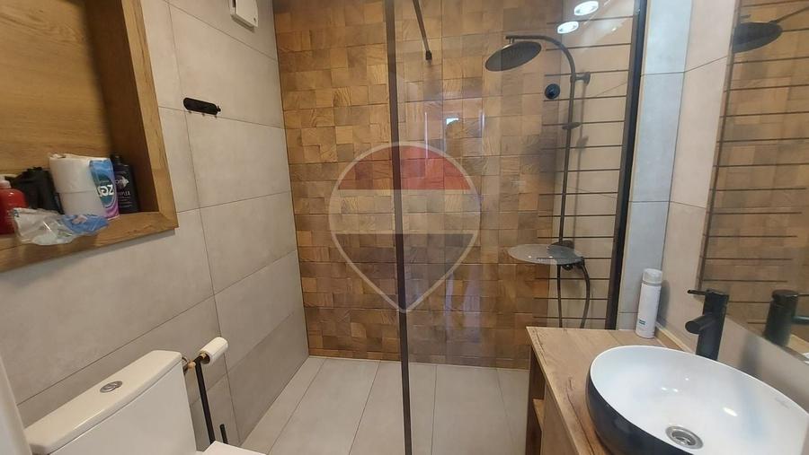Apartament cu 2 camere semidecomandat, mobilat în Decebal