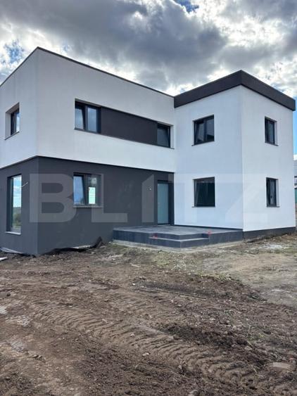 Casă individuală cu 4 camere cu Canalizare în Sud-Vest