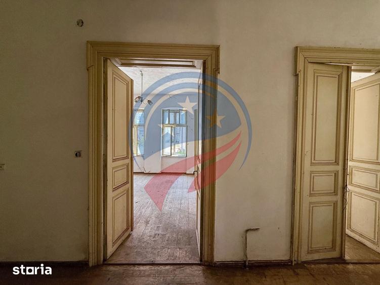 Casă cu 7 camere cu Teren 330 Mp în Central