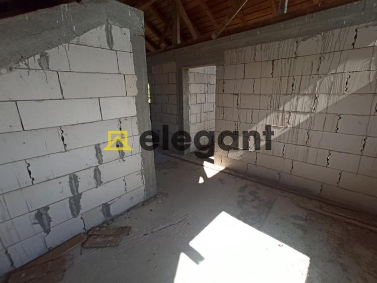 Casă individuală cu 5 camere cu Teren 400 Mp în Periferie