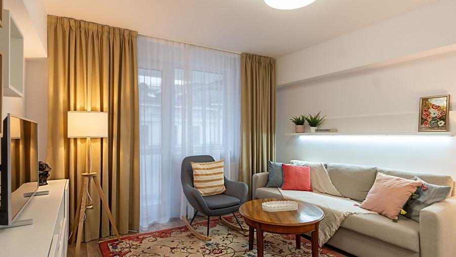 Apartament cu 3 camere semidecomandat în Exterior Nord
