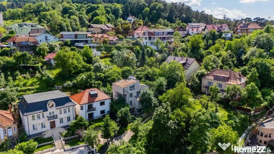 Casă cu 7 camere cu Teren 1056 Mp în Central