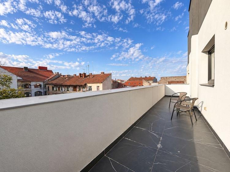 Apartament cu 3 camere decomandat, mobilat în Central