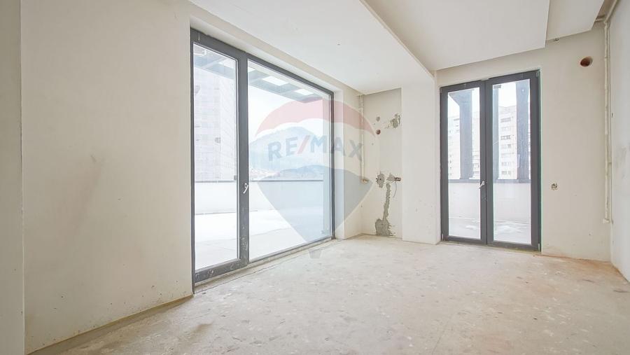 Penthouse cu 3 camere decomandat în Centrul Civic
