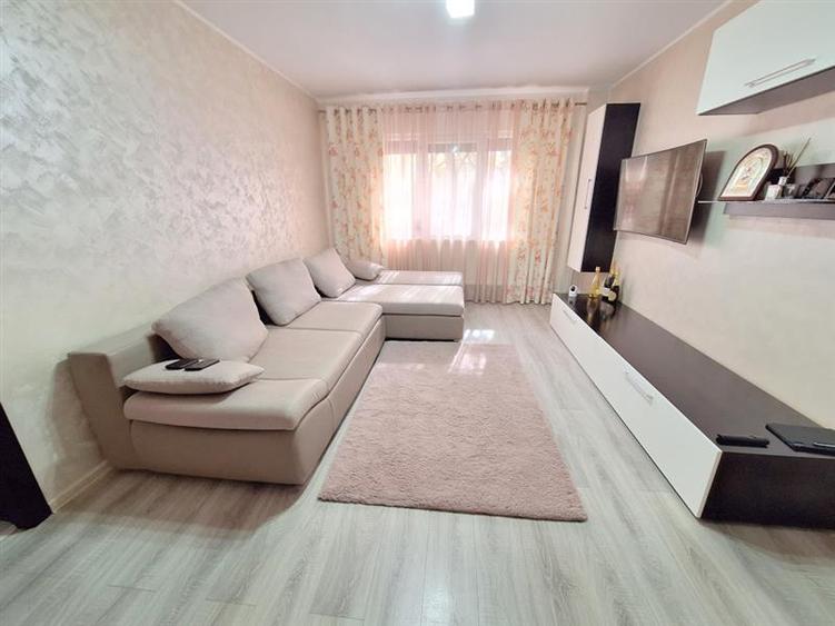 Apartament cu 3 camere decomandat în Milcov