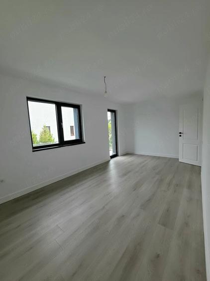 Casă cu 5 camere cu Teren 329 Mp în 1 Decembrie