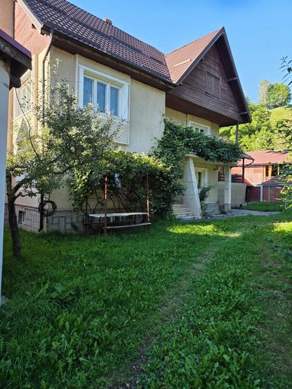 Casă individuală cu 5 camere cu Garaj în Bran