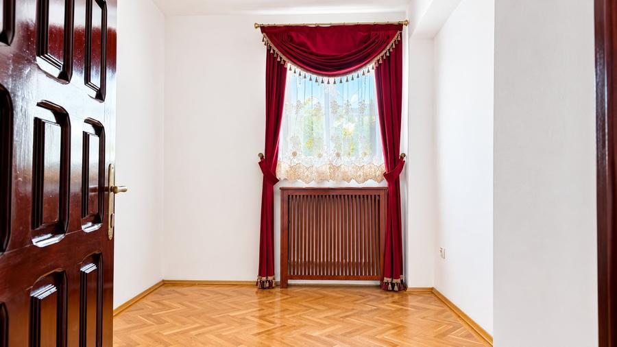 Casă individuală cu 12 camere cu Canalizare în Central