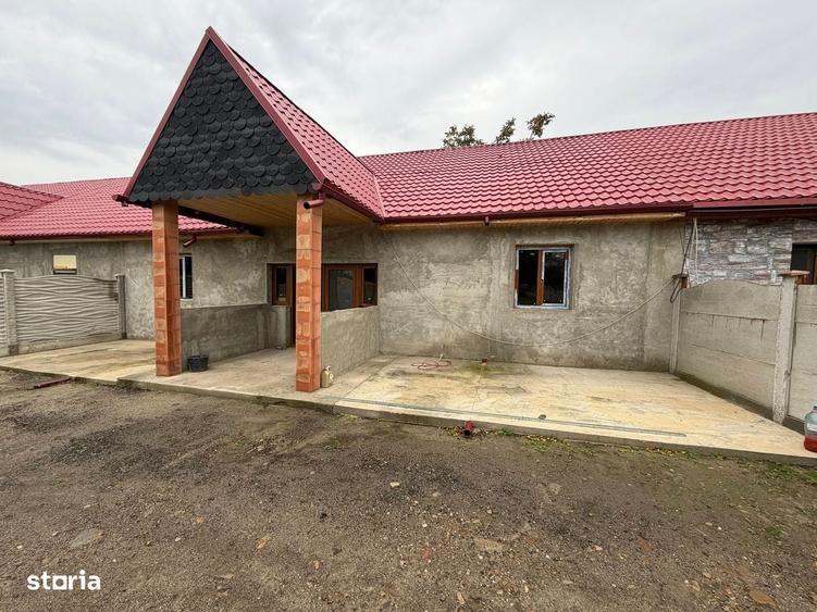 Casă cu 4 camere în Albina