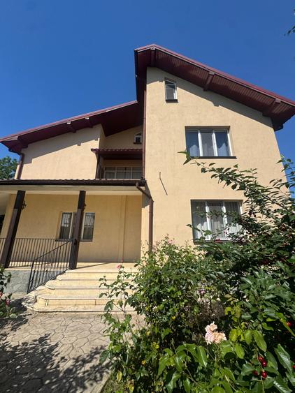 Casă cu 8 camere cu Garaj în Poienarii Burchii