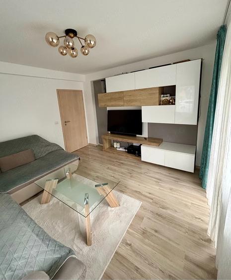 Apartament cu 3 camere decomandat, mobilat în Tractorul