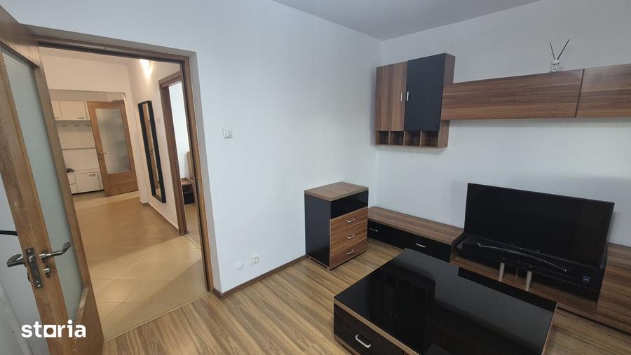 Apartament cu 3 camere decomandat în Tei