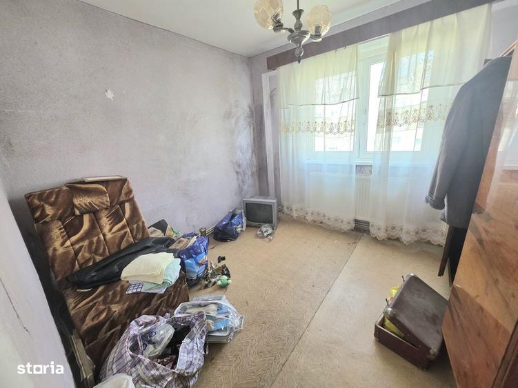 Apartament cu 3 camere semidecomandat în Viziru 3