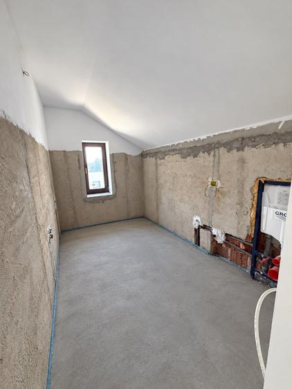 Casă individuală cu 5 camere cu Teren 348 Mp în Periferie
