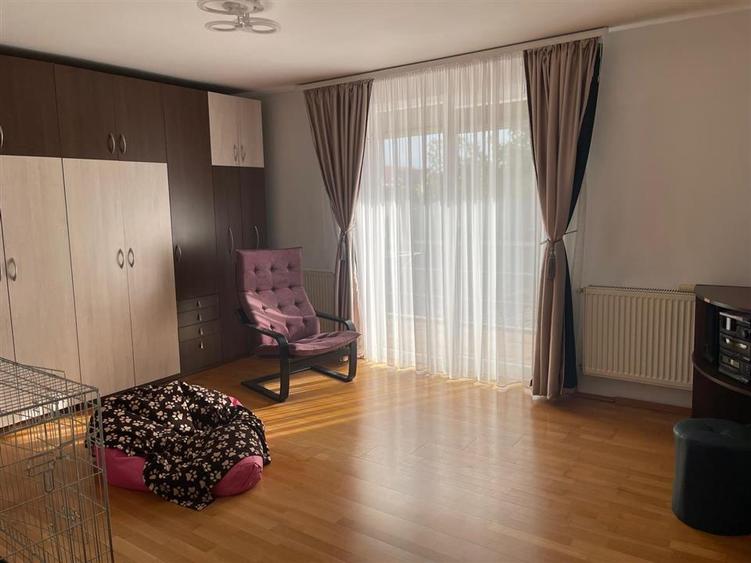 Casă cu 6 camere cu Canalizare în Exterior Est