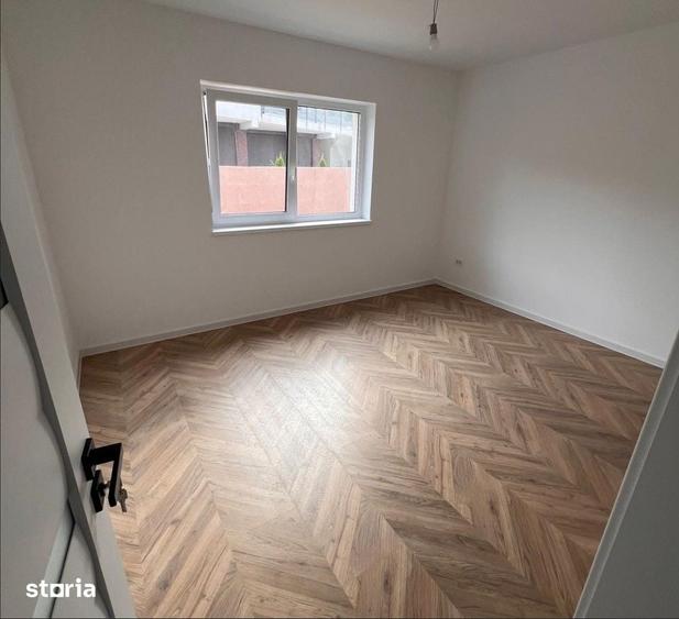 Apartament cu 3 camere semidecomandat în Podu Roș
