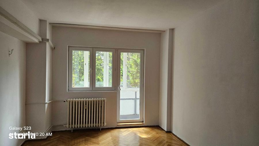 Apartament cu 3 camere semidecomandat în Eminescu