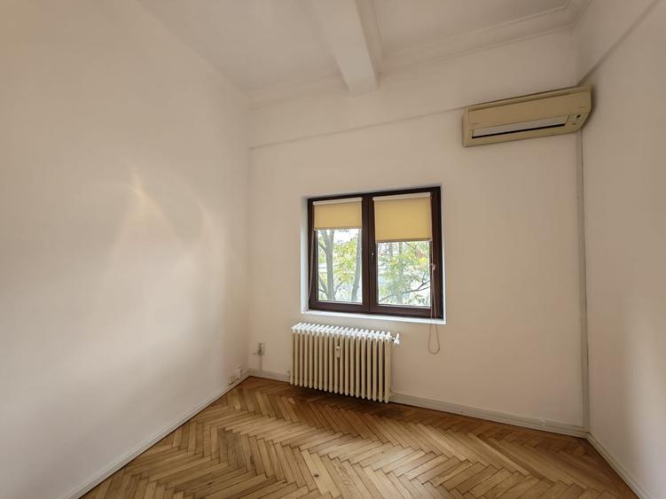 Apartament cu 6 camere nedecomandat în Aviatorilor