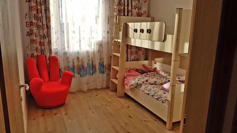 Apartament cu 4 camere decomandat, mobilat în Băneasa