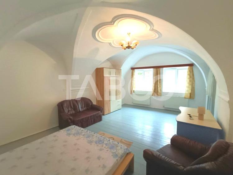 Apartament cu 3 camere semidecomandat, mobilat în Orașul de Jos