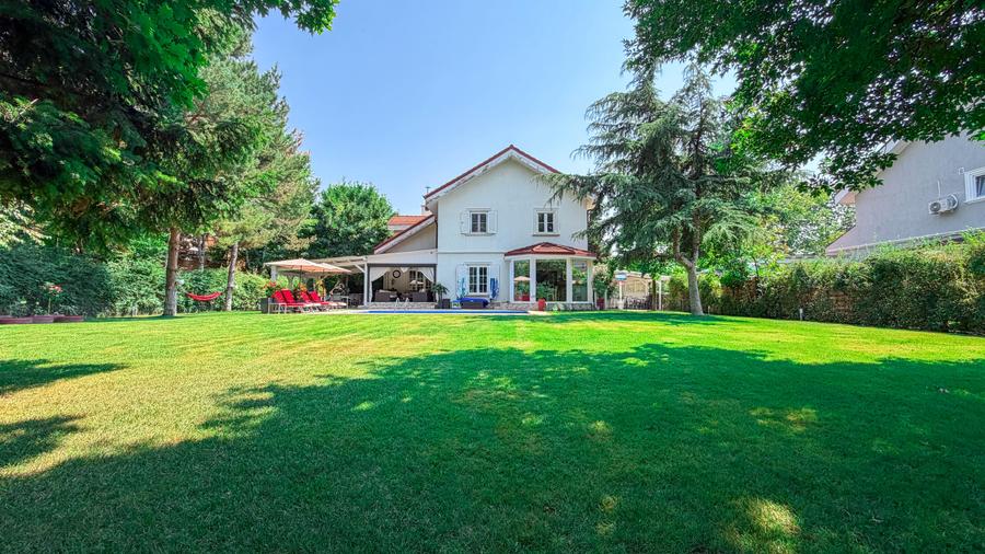 Duplex cu 6 camere cu Piscina în Iancu Nicolae