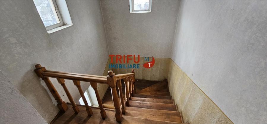 Casă individuală cu 8 camere cu Garaj în Ampoița