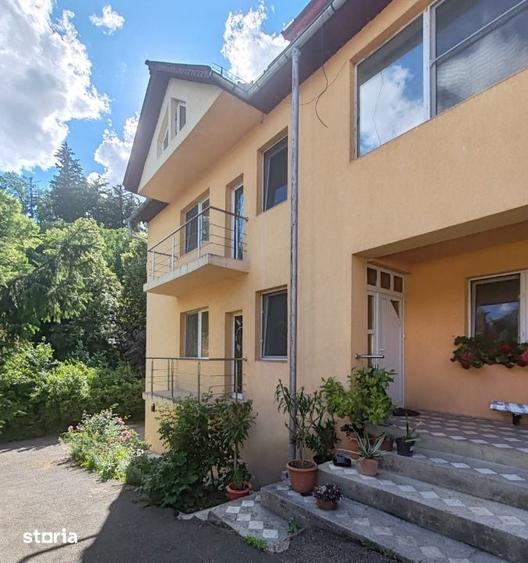 Casă cu 10 camere cu Teren 700 Mp în Valea Roșie