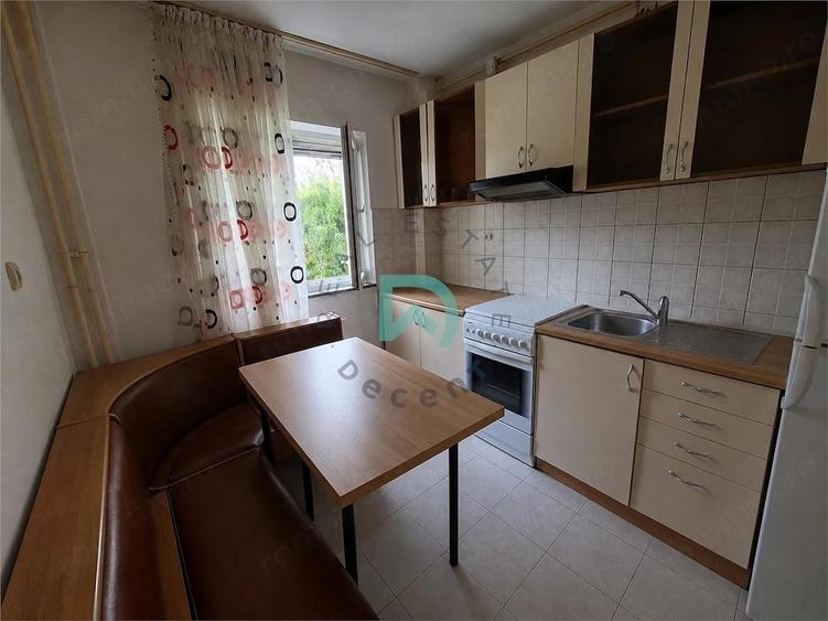 Apartament cu 3 camere decomandat în Calea București