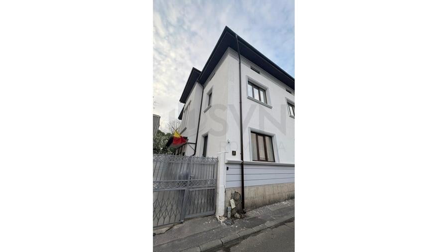 Casă individuală cu 12 camere cu Teren 100 Mp în Parcul Carol