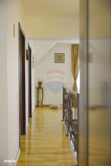 Casă cu 7 camere cu Teren 3093 Mp în Girov