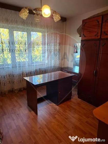 Apartament cu 3 camere decomandat în 1 Mai