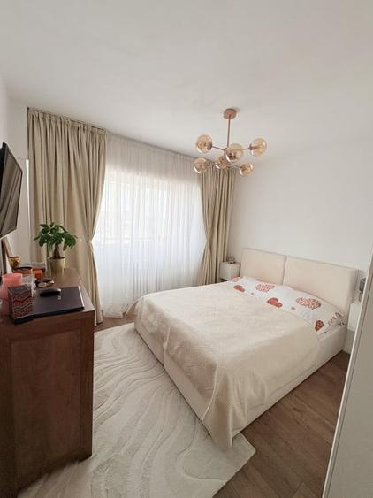 Apartament cu 3 camere semidecomandat în Berceni