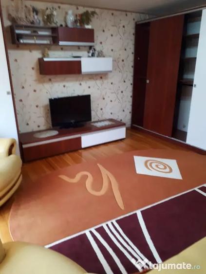Apartament cu 3 camere semidecomandat în Buzaului