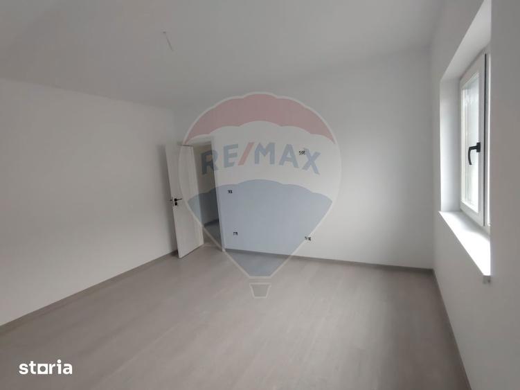 Casă cu 4 camere cu Teren 460 Mp în Golești