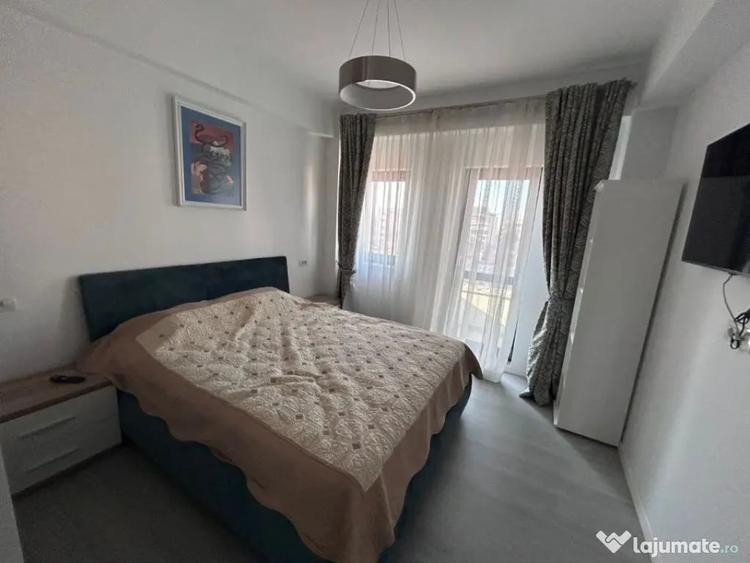 Apartament cu 3 camere semidecomandat în Calea Severinului