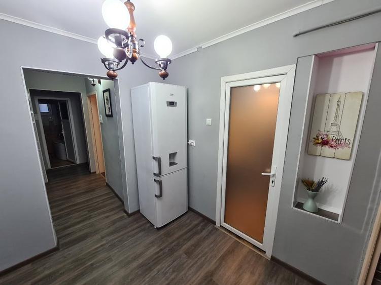 Apartament cu 3 camere decomandat, mobilat în Galata