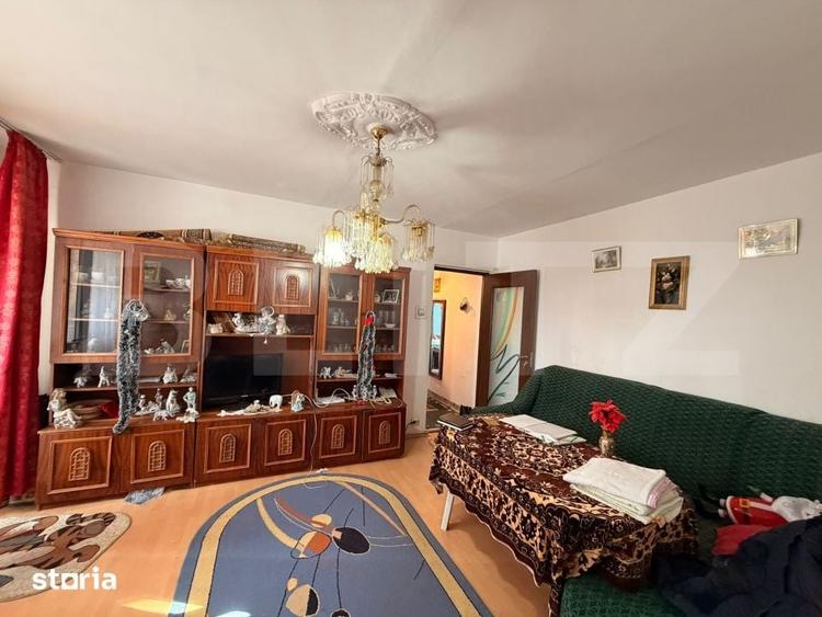 Apartament cu 3 camere semidecomandat în Craiovița Nouă