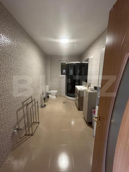 Casă individuală cu 9 camere cu Canalizare în Dumbrăvița