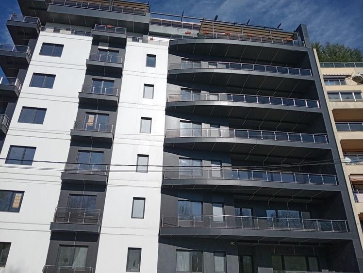 Apartament cu 4 camere semidecomandat în Herăstrău