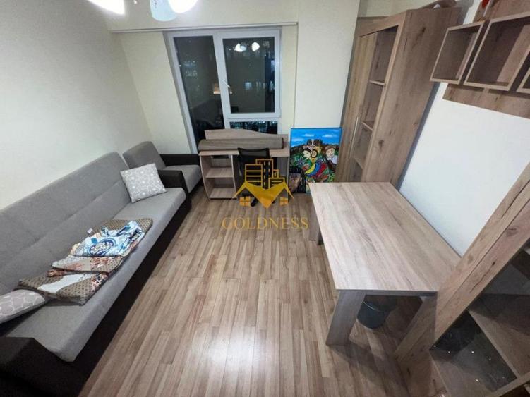 Apartament cu 3 camere semidecomandat, mobilat în Central
