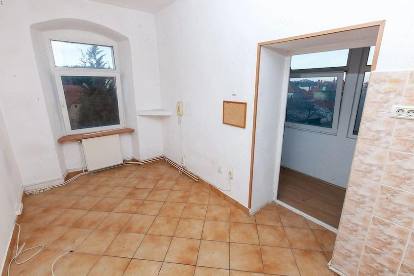 Casă cu 9 camere cu Teren 633 Mp în Schei